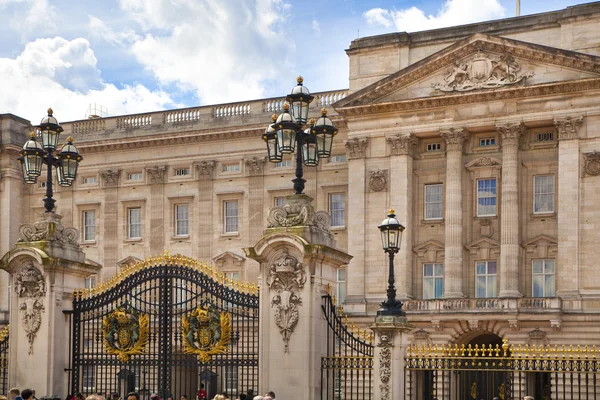LONDRES, Reino Unido - 14 de mayo de 2014: Palacio de Buckingham la residencia oficial de la reina Isabel II y uno de los principales destinos turísticos del Reino Unido Entrada y puerta principal con linternas — Foto de Stock