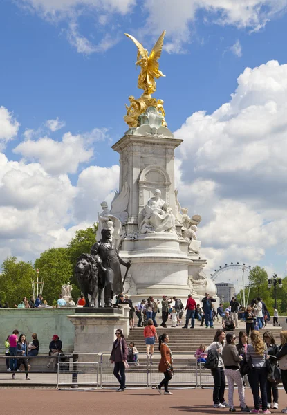 LONDON, UK - JULY 14, 2014: The Victoria Memorial is a sculpture dedicated to Queen Victoria, created by Sir Thomas Brock. Placed at the centre of Queen's Gardens in front of Buckingham Palace. — Stock Photo, Image