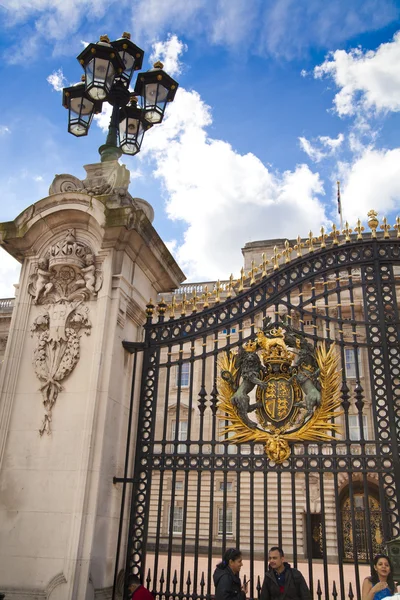 London, Storbritannien - 14 maj, 2014: Buckingham Palace tjänstebostad av drottning Elizabeth Ii och en av de stora turistmål U.K. ingången och huvudingången med lyktor — Stockfoto
