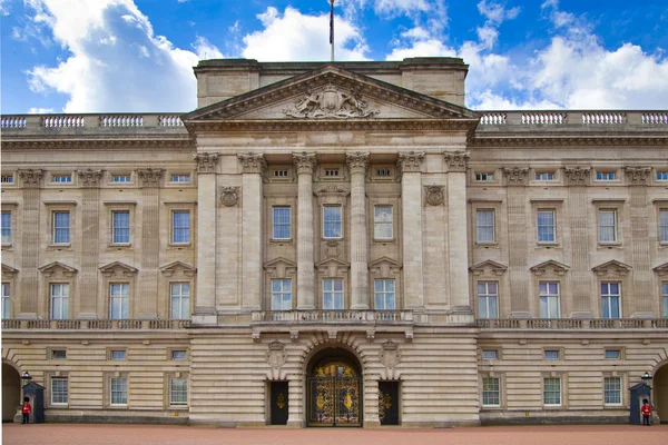 LONDRA, Regno Unito - 14 MAGGIO 2014: Buckingham Palace la residenza ufficiale della regina Elisabetta II e una delle principali destinazioni turistiche del Regno Unito Ingresso e cancello principale con lanterne — Foto Stock