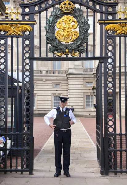 London, Storbritannien - 14 maj, 2014: Buckingham Palace tjänstebostad av drottning Elizabeth Ii och en av de stora turistmål U.K. ingången och huvudingången med lyktor — Stockfoto