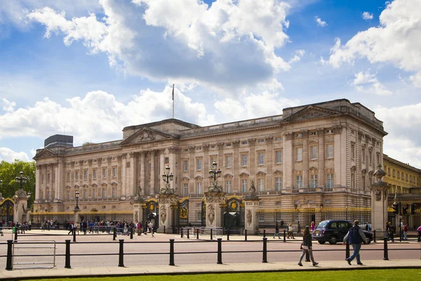 LONDON, UK - MAY 14, 2014: Buckingham Palace the official residence of Queen Elizabeth II and one of the major tourist destinations U.K. Entrance and main gate with lanterns — Stock Photo, Image