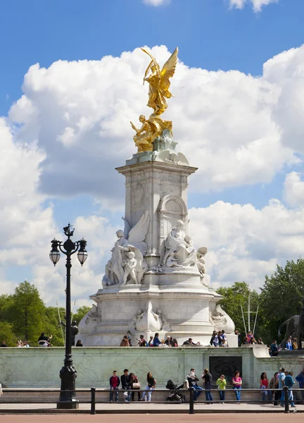 LONDRES, Reino Unido - 14 de julho de 2014: O Memorial Victoria é uma escultura dedicada à rainha Vitória, criada por Sir Thomas Brock. Colocado no centro dos Jardins da Rainha em frente ao Palácio de Buckingham . — Fotografia de Stock