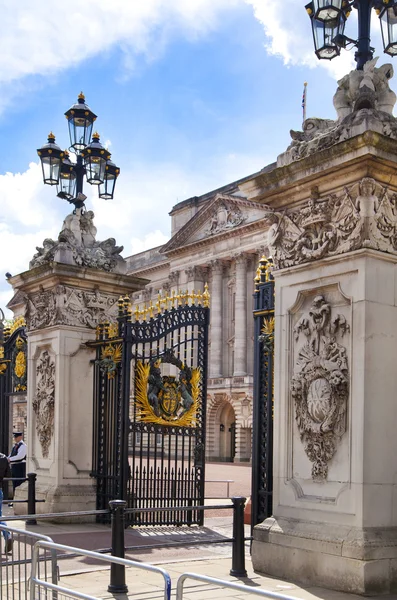 Londra, İngiltere - 14 Mayıs 2014: Buckingham Palace Queen Elizabeth II ve turistik yerler İngiltere'de giriş ve fener ile ana kapıya resmi konutu — Stok fotoğraf