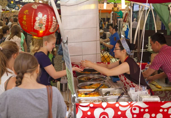 LONDRA, Regno Unito - 28 GIUGNO 2014: Mercato di Greenwich, banco alimentare per i cinesi — Foto Stock