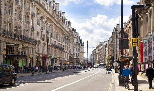 LONDRES, Reino Unido - 14 de mayo de 2014: Personas y tráfico en Piccadilly Circus en Londres. Famoso lugar para citas románticas.Square fue construido en 1819 para unirse a Regent Street —  Fotos de Stock