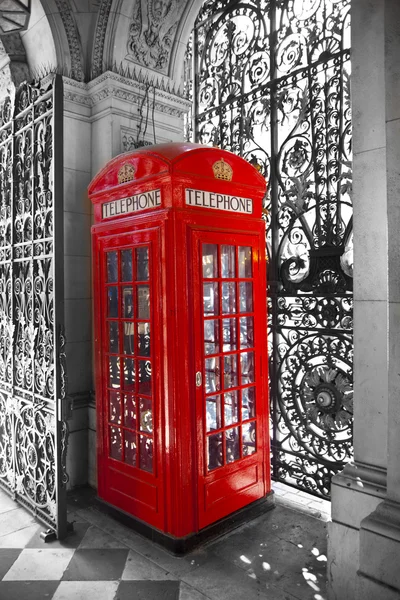 LONDRES, ROYAUME-UNI - 6 JUILLET 2014 : Cabine téléphonique emblématique rouge britannique à côté de la cathédrale Saint-Paul — Photo