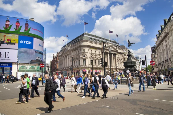 London, Verenigd Koninkrijk - 14 mei 2014: mensen en verkeer in piccadilly circus in Londen. beroemde plek voor romantische dates.square werd gebouwd in 1819 om toe te treden van regent street — Stockfoto