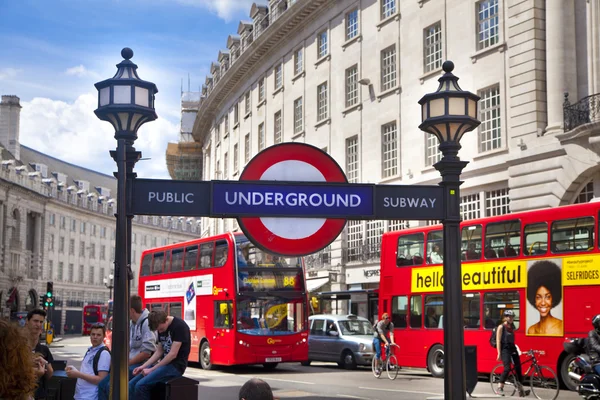 LONDON, UK - MAY 14, 2014: People and traffic in Piccadilly Circus in London. Famous place for romantic dates.Square was built in 1819 to join of Regent Street — Stock Photo, Image