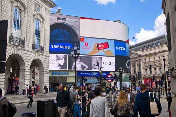 LONDRES, Reino Unido - 14 de maio de 2014: Pessoas e tráfego em Piccadilly Circus, Londres. Local famoso para datas românticas.Square foi construído em 1819 para se juntar à Regent Street — Fotografia de Stock