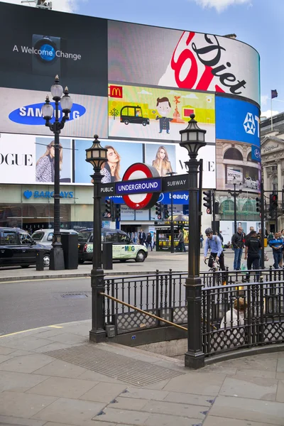 LONDRA, Regno Unito - 14 MAGGIO 2014: Persone e traffico a Piccadilly Circus a Londra. Luogo famoso per le date romantiche.Piazza è stata costruita nel 1819 per unire di Regent Street — Foto Stock