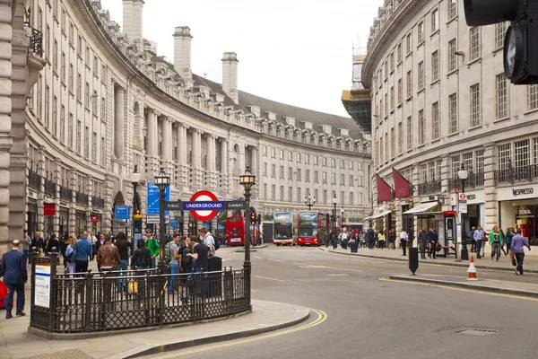 ЛОНДОН, Великобритания - 14 мая 2014 года: Люди и движение в Piccadilly Circus в Лондоне. Площадка была построена в 1819 году для объединения Риджент-стрит — стоковое фото