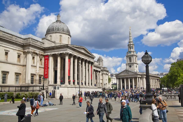 LONDRES, Reino Unido - 14 de maio de 2014 National Gallery, Nelson monument. Trafalgar Square com muitos turistas — Fotografia de Stock