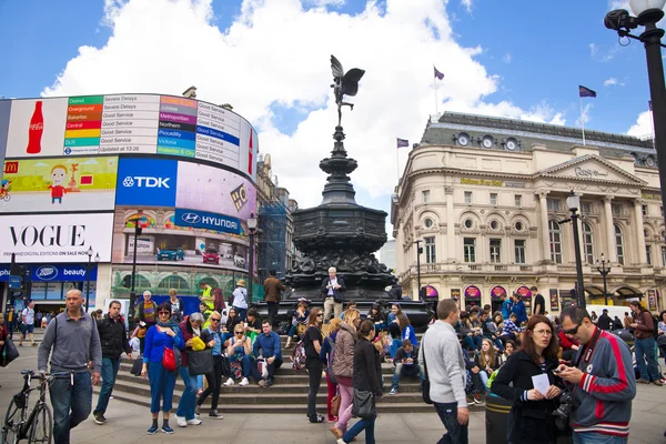 LONDON, Storbritannia - MAY 14, 2014: Folk og trafikk på Piccadilly Circus i London. Berømt sted for romantiske stevnemøter. Square ble bygget i 1819 for å slutte seg til Regent Street. – stockfoto