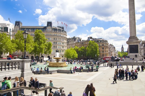 LONDRES, Reino Unido - 14 de maio de 2014 National Gallery, Nelson monument. Trafalgar Square com muitos turistas — Fotografia de Stock