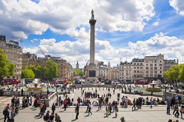 LONDON, UK - MAY 14, 2014 National Gallery, Nelson monument.  Trafalgar Square with lots of tourists — Stock Photo, Image