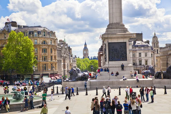 ロンドン、イギリス - 2014 年 5 月 14 日の国民のギャラリー、ネルソン モニュメント。多くの観光客とトラファルガー スクエア — ストック写真