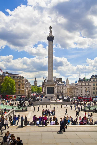 London, Großbritannien - 14. Mai 2014 Nationalgalerie, Nelson-Denkmal. Trafalgar Square mit vielen Touristen — Stockfoto