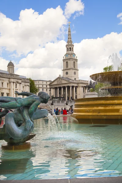 LONDON, UK - MAY 14, 2014 National Gallery, Nelson monument.  Trafalgar Square with lots of tourists — Stock Photo, Image