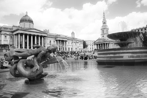 London, İngiltere - 14 Nisan 2014 Ulusal Galerisi, nelson Anıtı. çok turist ile Trafalgar Meydanı — Stok fotoğraf