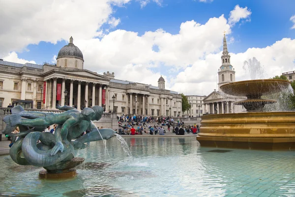 LONDRES, Reino Unido - 14 de maio de 2014 National Gallery, Nelson monument. Trafalgar Square com muitos turistas — Fotografia de Stock
