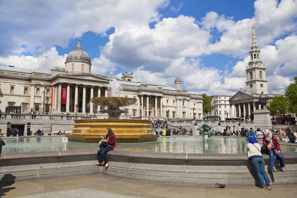 London, İngiltere - 14 Nisan 2014 Ulusal Galerisi, nelson Anıtı. çok turist ile Trafalgar Meydanı