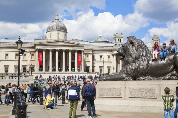 LONDRES, Reino Unido - 14 de mayo de 2014 National Gallery, Nelson monument. Trafalgar Square con muchos turistas — Foto de Stock