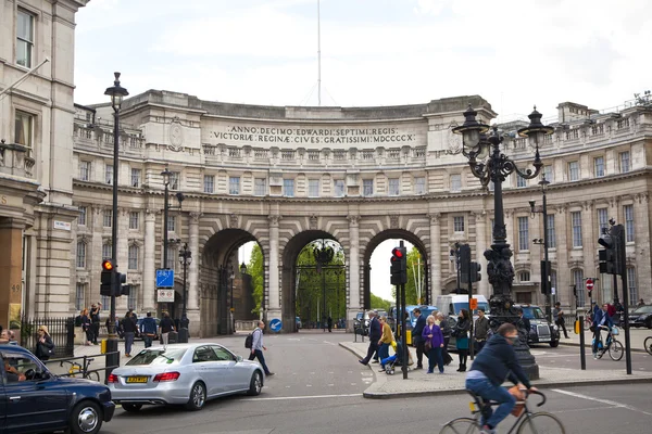 LONDRES, Reino Unido - 14 DE MAYO DE 2014: Arco del Almirantazgo en Londres junto a Trafalgar Square, camino que conduce peatonal a través de The Mall hasta el palacio de Buckingham — Foto de Stock