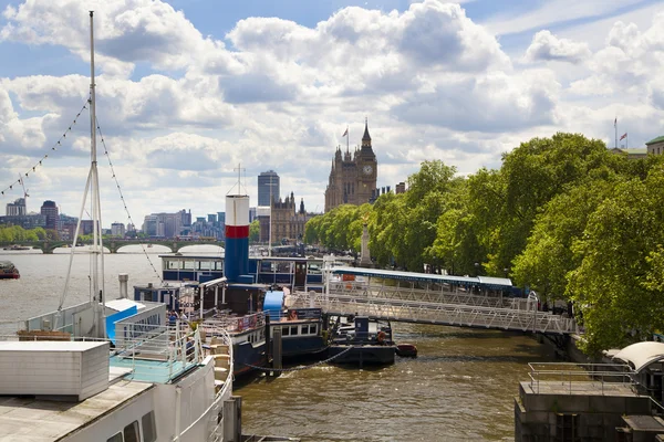 LONDRES, Reino Unido - 14 de maio de 2014: Parque jubilar na margem sul do rio Tâmisa com vista para os olhos de Londres — Fotografia de Stock