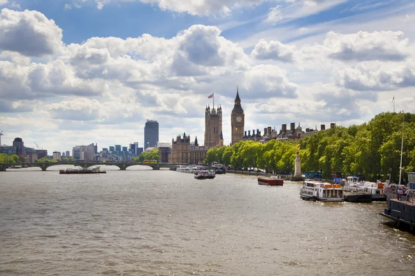 London, Verenigd Koninkrijk - 14 mei 2014: jubileum park op zuidelijke oever van de rivier de Theems met uitzicht op Londen oog — Stockfoto