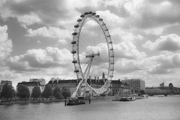 LONDRES, Reino Unido - 14 de maio de 2014: Parque jubilar na margem sul do rio Tâmisa com vista para os olhos de Londres — Fotografia de Stock