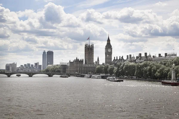 LONDON, UK - JULY 14, 2014: Big Ben and houses of Parliament on the river Thames, London UK — Stock Photo, Image