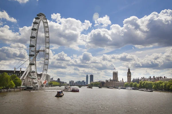 LONDRES, Reino Unido - 14 de mayo de 2014: Parque Jubileo en la orilla sur del río Támesis con vista al London Eye — Foto de Stock