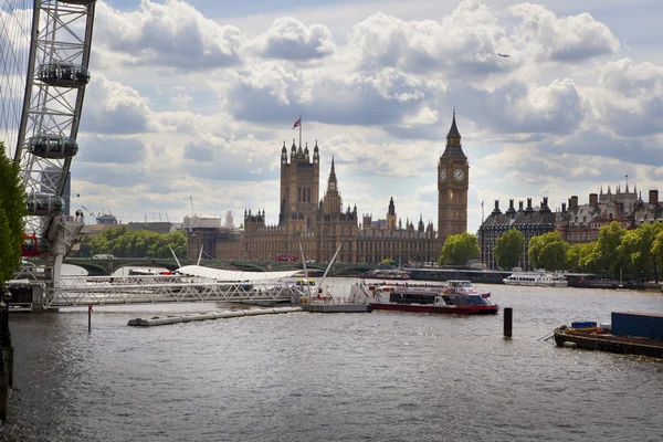 LONDRES, Reino Unido - 14 de maio de 2014: Parque jubilar na margem sul do rio Tâmisa com vista para os olhos de Londres — Fotografia de Stock