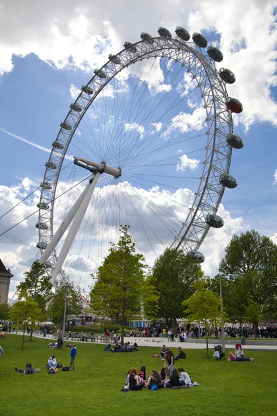 LONDRES, Reino Unido - 14 de maio de 2014: Parque jubilar na margem sul do rio Tâmisa com vista para os olhos de Londres — Fotografia de Stock