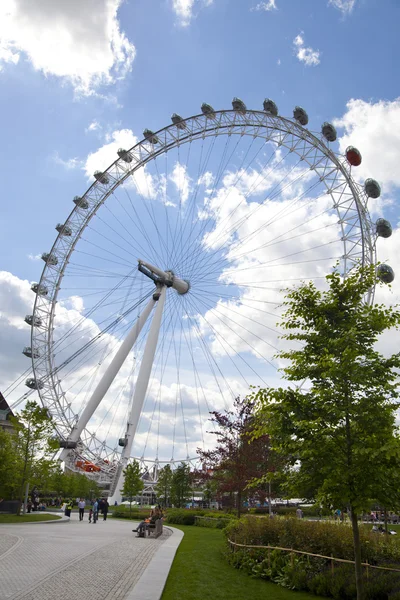 LONDRA, Regno Unito - 14 MAGGIO 2014: Parco giubilare sulla riva sud del Tamigi con vista sull'Occhio di Londra — Foto Stock