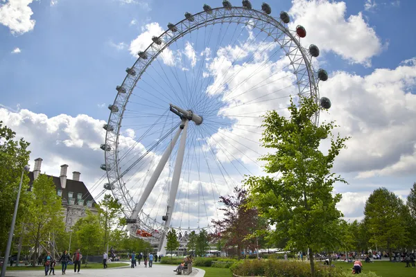 LONDRES, ROYAUME-UNI - 14 MAI 2014 : Parc du Jubilé sur la rive sud de la Tamise avec vue London Eye — Photo