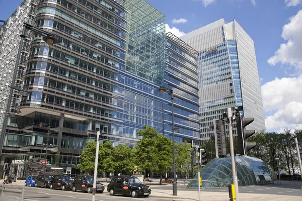 London, İngiltere - 24 Haziran 2014: modern mimarinin canary wharf önde gelen global finans merkezi — Stok fotoğraf