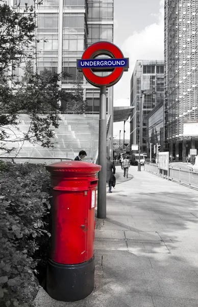 LONDON, CANARY WHARF UK - JUNE 26, 2014: Modern glass architecture of Canary Wharf business aria, og kontorarbeidere – stockfoto