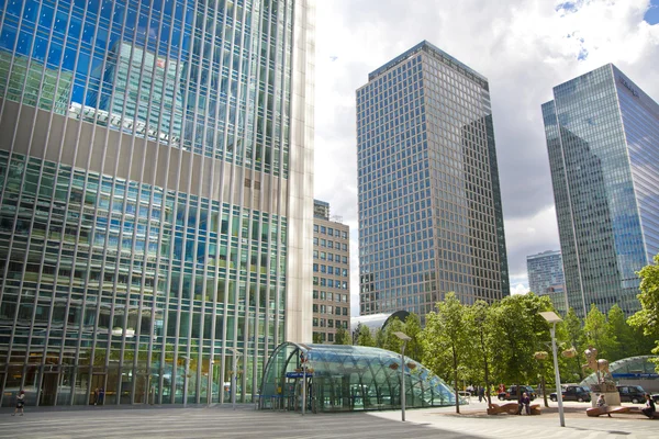 LONDON, CANARY WHARF UK - JUNE 26, 2014: Modern glass architecture of Canary Wharf business aria, and office workers — Stock Photo, Image