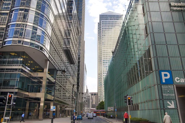 LONDRA, Regno Unito - 24 GIUGNO 2014: Architettura moderna Canary Wharf il centro leader della finanza globale — Foto Stock