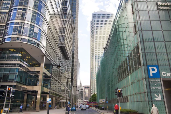 London, Großbritannien - 24. Juni 2014: Kanarienvogel der modernen Architektur am führenden Zentrum des globalen Finanzwesens — Stockfoto