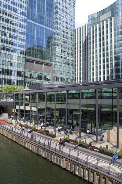 LONDON, UK - JUNE 24, 2014: Modern architecture Canary Wharf the leading centre of global finance — Stock Photo, Image