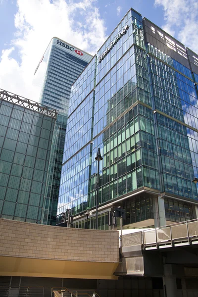 LONDON, UK - JUNE 24, 2014: Modern architecture Canary Wharf the leading centre of global finance — Stock Photo, Image