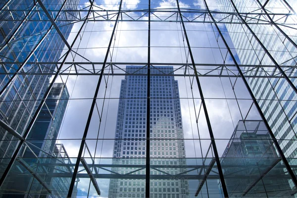 LONDRES, Reino Unido - 24 de junio de 2014: Arquitectura moderna Canary Wharf, el centro líder de las finanzas globales — Foto de Stock