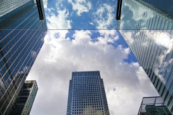 LONDON, UK - JUNE 24, 2014: Modern architecture Canary Wharf the leading centre of global finance — Stock Photo, Image