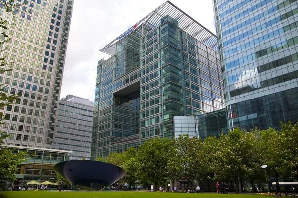 LONDRES, Reino Unido - 24 de junio de 2014: Arquitectura moderna Canary Wharf, el centro líder de las finanzas globales — Foto de Stock