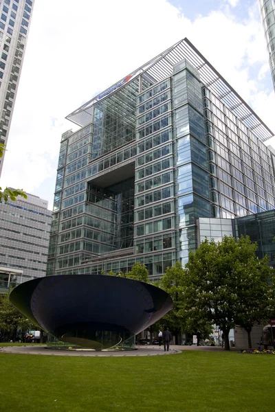 LONDON, UK - JUNE 24, 2014: Modern architecture Canary Wharf the leading centre of global finance — Stock Photo, Image