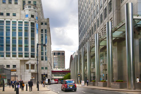 LONDON, UK - JUNE 24, 2014: Modern architecture Canary Wharf the leading centre of global finance — Stock Photo, Image