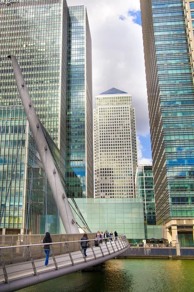 London, Großbritannien - 24. Juni 2014: Kanarienvogel der modernen Architektur am führenden Zentrum des globalen Finanzwesens — Stockfoto